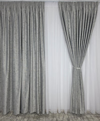 Draperie Pandantiv din Catifea Gri Deschis cu Insertii – Ideala pentru Livinguri Luminoase cu Canapele Crem, Mobilier Alb si Decoruri Moderne – Confectionata pe Comanda