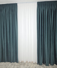 Set Como – Perdea Voal Premium si Draperie Catifea Verde Onix – Ideal pentru Livinguri Elegante cu Canapele Crem, Mobilier Maro sau Gri si Accente Aurii sau Negre – Confectionat pe Comanda