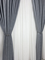 Colectia Valencia – Perdea Alba din Matase cu Insertii Aurii Varianta 1 si Draperie Rolex Catifea Gri cu Sclipici Auriu – Ideal pentru Livinguri Moderne cu Canapele Gri, Mobilier Alb si Accente Aurii – Confectionat pe Comanda