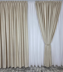 Colectia Lucy – Perdea Voal Alb Simplu si Draperie Crem cu Model Tip Vopsea Decorativa – ideal pentru livinguri cu canapele crem, bej sau gri deschis si mobilier alb sau lemn natur, confectionat pe comanda