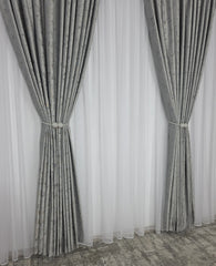 Draperie Pandantiv din Catifea Gri Deschis cu Insertii – Ideala pentru Livinguri Luminoase cu Canapele Crem, Mobilier Alb si Decoruri Moderne – Confectionata pe Comanda