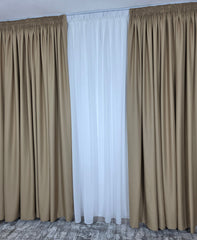 Colectia Blackout Btn4: Perdea Alba Simpla din Voal Premium Jorjet si Draperie Crem Cappuccino Blackout 80%, cu Textura Plina si Cadere Grea – Potrivit cu Pat sau Canapea Crem, Bej, Maro ori Gri, Pereti Albi si Mobilier Alb, Crem sau Maro