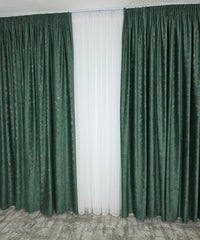 Draperie Pandantiv din Catifea Verde Smarald cu Insertii – Ideala pentru Livinguri cu Canapele Crem, Mobilier Maro sau Wenge si Accente Aurii – Confectionata pe Comanda