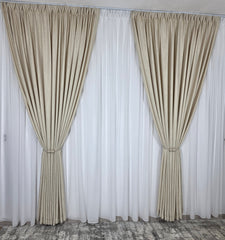 Colectia Lucy – Perdea Voal Alb Simplu si Draperie Crem cu Model Tip Vopsea Decorativa – ideal pentru livinguri cu canapele crem, bej sau gri deschis si mobilier alb sau lemn natur, confectionat pe comanda