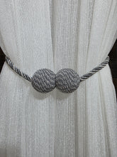 Set magneti cu fir lung bilute, satirati alb-gri material textil(2bucati)