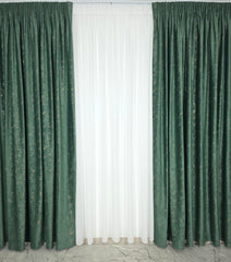 Set Esmeria – Perdea Voal Premium si Draperie Catifea Verde Smarald cu Insertii – Ideal pentru Livinguri Elegante cu Canapele Crem, Mobilier Maro si Accente Aurii – Confectionat pe Comanda