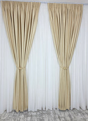 Colectia Valencia – Perdea Alba din Matase cu Insertii Aurii Varianta 1 si Draperie Rolex din Catifea Crem Auriu cu Sclipici Auriu – Set elegant pentru living si dormitor in nuante alb, crem, bej si auriu, confectionat pe comanda