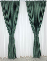 Set Esmeria – Perdea Voal Premium si Draperie Catifea Verde Smarald cu Insertii – Ideal pentru Livinguri Elegante cu Canapele Crem, Mobilier Maro si Accente Aurii – Confectionat pe Comanda