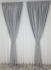 Set Los Angeles Gri Deschis – Perdea Alba Simpla si Draperie Tip Nisip – Ideal pentru Livinguri Moderne cu Canapele Gri, Mobilier Alb sau Negru– Confectionat pe Comanda