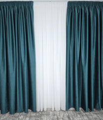 Set Premium – Perdea Matase Alb Imaculat si Draperie Verde Turcoaz Catifea – Ideal pentru Livinguri Luminoase cu Canapele Crem, Mobilier Alb sau Gri si Accente Turcoaz – Confectionat pe Comanda