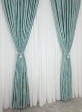 Colectia Venetia – Perdea din Matase cu Insertii Aurii Varianta 3 si Draperie Catifea Verde Menta cu Insertii Aurii – Ideal pentru Livinguri Luminoase cu Canapele Crem, Mobilier Alb si Accente Aurii – Confectionat pe Comanda