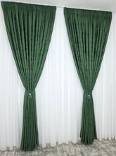 Colectia Decorativa – Perdea Alba Simpla din Voal si Draperie Tip Decorativa Verde Smarald – Ideal pentru Livinguri Elegante cu Canapele Crem, Mobilier Maro sau Gri si Accente Aurii – Confectionat pe Comanda