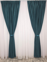 Set Cornelia – Perdea Sable Alba Plina ca Textura si Draperie Catifea Verde Turcoaz – Ideal pentru Livinguri Luminoase cu Canapele Crem, Mobilier Deschis si Accente Turcoaz – Confectionat pe Comanda