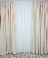Draperie Santorini din Catifea Piersicuta cu Aspect Vopsea Pensulata si Insertii Aurii – Draperie eleganta pentru living si dormitor in nuante alb, crem, bej si auriu, confectionata pe comanda