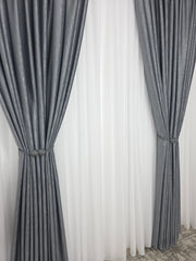 Colectia Linistea de Aur – Perdea Voal Alb Premium si Draperie Rolex Catifea Gri cu Sclipici Argintiu – Ideal pentru Livinguri Moderne cu Canapele Gri, Mobilier Alb sau Negru si Accente Argintii – Confectionat pe Comanda