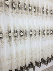 Perdea Ingrid 3D cu Bordura Catifea Maro Eleganta pentru Living si Dormitor cu Mobilier Crem, Bej si Lemn Natur, Material 100% Poliester, Confectionata la Comanda Casablanca Magazin