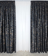 Colectia Elegance – Perdea Voal Premium si Draperie Catifea Neagra cu Insertii Model Golden – Ideal pentru Livinguri Elegante cu Canapele Crem, Mobilier Alb sau Accente Aurii – Confectionat pe Comanda
