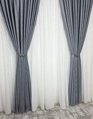 Colectia Valencia – Perdea Alba din Matase cu Insertii Aurii Varianta 1 si Draperie Rolex Catifea Gri cu Sclipici Auriu – Ideal pentru Livinguri Moderne cu Canapele Gri, Mobilier Alb si Accente Aurii – Confectionat pe Comanda