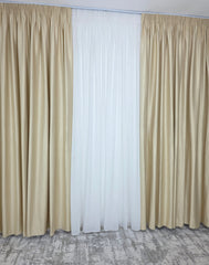 Colectia Valencia – Perdea Alba din Matase cu Insertii Aurii Varianta 1 si Draperie Rolex din Catifea Crem Auriu cu Sclipici Auriu – Set elegant pentru living si dormitor in nuante alb, crem, bej si auriu, confectionat pe comanda
