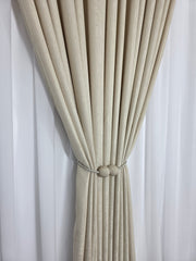 Colectia Lucy – Perdea Voal Alb Simplu si Draperie Crem cu Model Tip Vopsea Decorativa – ideal pentru livinguri cu canapele crem, bej sau gri deschis si mobilier alb sau lemn natur, confectionat pe comanda
