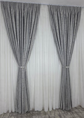 Colectia Royal – Perdea Alba din Matase cu Insertii Aurii Varianta 2 si Draperie Catifea Gri Deschis cu Insertii – Ideal pentru Livinguri Luminoase cu Canapele Crem, Mobilier Alb si Accente Aurii – Confectionat pe Comanda