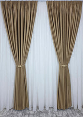 Colectia Valencia – Perdea Alba din Matase cu Insertii Aurii Varianta 1 si Draperie Rolex Catifea Cappuccino cu Sclipici Auriu – Ideal pentru Livinguri cu Canapele Crem, Mobilier Maro si Accente Aurii – Confectionat pe Comanda