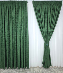 Draperie Venti Verde Smarald Texturata cu Aspect de Vopsea Decorativa Blackout 70-90% pentru Living si Dormitor cu Mobilier Crem si Lemn Natur, Confectionata la Comanda Casablanca Magazin