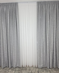 Set Los Angeles Gri Deschis – Perdea Alba Simpla si Draperie Tip Nisip – Ideal pentru Livinguri Moderne cu Canapele Gri, Mobilier Alb sau Negru– Confectionat pe Comanda