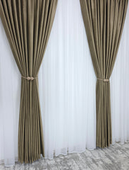 Set Anda – Perdea Alba cu Sidef si Draperie din Catifea Cacao cu Lapte Blackout 90% – Set elegant pentru living si dormitor in nuante alb, crem, bej si maro deschis, confectionat pe comanda