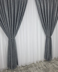 Draperie Pandantiv din Catifea Gri Inchis cu Insertii – Ideala pentru Livinguri Moderne cu Canapele Crem, Mobilier Alb sau Accente Negre si Gri – Confectionata pe Comanda