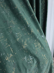 Colectia Pandantiv – Perdea Alba din Borangic cu Sidef Argintiu si Draperie Catifea Verde Smarald cu Insertii – Ideal pentru Livinguri Elegante cu Canapele Crem, Mobilier Maro si Accente Argintii sau Aurii – Confectionat pe Comanda