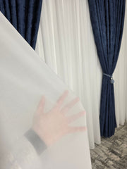 Colectia Decorativa – Perdea Ivoire Simpla si Draperie Tip Vopsea Decorativa Albastru Inchis – ideal pentru livinguri cu canapele crem, gri deschis sau bej si mobilier alb, negru sau lemn natur, confectionat pe comanda