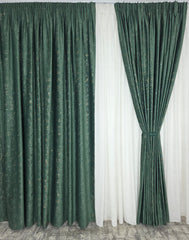 Colectia Royal Verde Smarald:Set pentru Livinguri Elegante cu Canapele Crem, Gri sau Decoruri cu Accente Aurii - Perdea Matase Alba cu Insertii Aurii si Draperie Catifea Verde Smarald Pandantiv - Confectionat pe Comanda