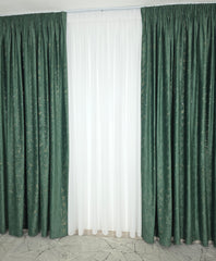 Set Esmeria – Perdea Voal Premium si Draperie Catifea Verde Smarald cu Insertii – Ideal pentru Livinguri Elegante cu Canapele Crem, Mobilier Maro si Accente Aurii – Confectionat pe Comanda