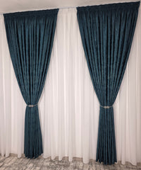 Colectia Decorativa – Perdea Voal Alba Simpla si Draperie Tip Vopsea Decorativa Turcoaz Inchis – ideal pentru livinguri cu canapele crem, gri deschis sau bej si accente turcoaz, mobilier alb sau lemn natur, confectionat pe comanda