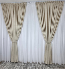 Colectia Lucy – Perdea Voal Alb Simplu si Draperie Crem cu Model Tip Vopsea Decorativa – ideal pentru livinguri cu canapele crem, bej sau gri deschis si mobilier alb sau lemn natur, confectionat pe comanda