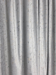Colectia Royal – Perdea Alba din Matase cu Insertii Aurii Varianta 2 si Draperie Catifea Gri Deschis cu Insertii – Ideal pentru Livinguri Luminoase cu Canapele Crem, Mobilier Alb si Accente Aurii – Confectionat pe Comanda