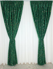 Draperie Mayon Catifea Verde Smarald cu Insertii Aurii – draperie eleganta pentru living si dormitor, ideala pentru canapele crem, bej, gri sau mobilier lemn natur si accente aurii – confectionata pe comanda