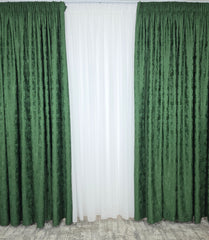 Colectia Decorativa – Perdea Alba Simpla din Voal si Draperie Tip Decorativa Verde Smarald – Ideal pentru Livinguri Elegante cu Canapele Crem, Mobilier Maro sau Gri si Accente Aurii – Confectionat pe Comanda