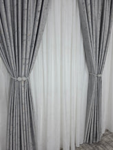 Colectia Royal: Perdea Alba Din Matase Cu Insertii Aurii Varianta 2 Si Draperie Catifea Gri Deschis Cu Insertii