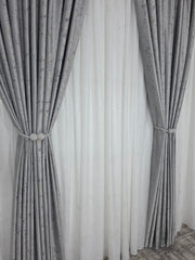 Colectia Royal – Perdea Alba din Matase cu Insertii Aurii Varianta 2 si Draperie Catifea Gri Deschis cu Insertii – Ideal pentru Livinguri Luminoase cu Canapele Crem, Mobilier Alb si Accente Aurii – Confectionat pe Comanda