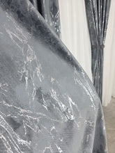 Colectia Milano – Perdea din Matase cu Insertii Argintii Varianta 3 si Draperie Catifea Gri Inchis cu Insertii Argintii – Ideal pentru Livinguri Moderne cu Canapele Gri, Mobilier Alb si Accente Argintii – Confectionat pe Comanda