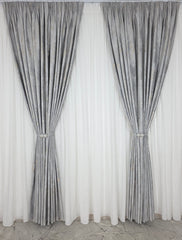 Set Mondi: Perdea Voal Premium și Draperie Catifea Gri Deschis cu Inserții Aurii Blackout 90% – Ideal pentru Livinguri cu Canapele Crem, Gri sau Bej și Mobilier Alb sau Lemn Natur
