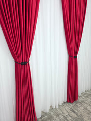 Set Dinamo – Perdea Voal Premium si Draperie Catifea Rosu – Ideal pentru Livinguri Indraznete cu Canapele Crem, Mobilier Alb sau Negru si Accente Rosii sau Aurii – Confectionat pe Comanda