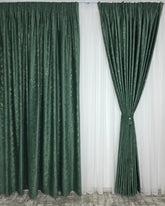 Colectia Pandantiv – Perdea Alba din Borangic cu Sidef Argintiu si Draperie Catifea Verde Smarald cu Insertii – Ideal pentru Livinguri Elegante cu Canapele Crem, Mobilier Maro si Accente Argintii sau Aurii – Confectionat pe Comanda
