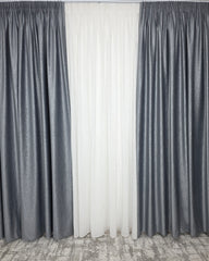 Colectia Valencia – Perdea Alba din Matase cu Insertii Aurii Varianta 1 si Draperie Rolex Catifea Gri cu Sclipici Auriu – Ideal pentru Livinguri Moderne cu Canapele Gri, Mobilier Alb si Accente Aurii – Confectionat pe Comanda