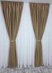 Colectia Valencia – Perdea Alba din Matase cu Insertii Aurii Varianta 1 si Draperie Rolex Catifea Cappuccino cu Sclipici Auriu – Ideal pentru Livinguri cu Canapele Crem, Mobilier Maro si Accente Aurii – Confectionat pe Comanda