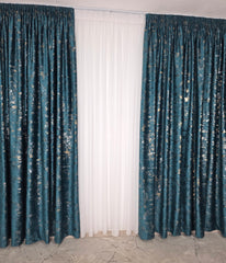Draperie Mayon din Catifea Turcoaz cu Insertii Aurii – ideala pentru livinguri cu canapele crem, gri deschis sau bej si accente aurii, mobilier alb sau lemn natur, confectionata pe comanda