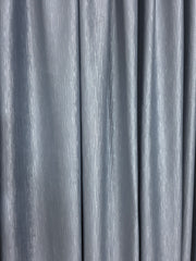 Colectia Valencia – Perdea Alba din Matase cu Insertii Aurii Varianta 1 si Draperie Rolex Catifea Gri cu Sclipici Auriu – Ideal pentru Livinguri Moderne cu Canapele Gri, Mobilier Alb si Accente Aurii – Confectionat pe Comanda