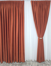 Set Ruginiu de Mai – Perdea Voal Premium si Draperie Catifea Caramiziu teracota – Ideal pentru Livinguri Calde cu Canapele Crem, Mobilier Maro sau Lemn Natur si Decoruri in Tonuri Pamantii – Confectionat pe Comanda